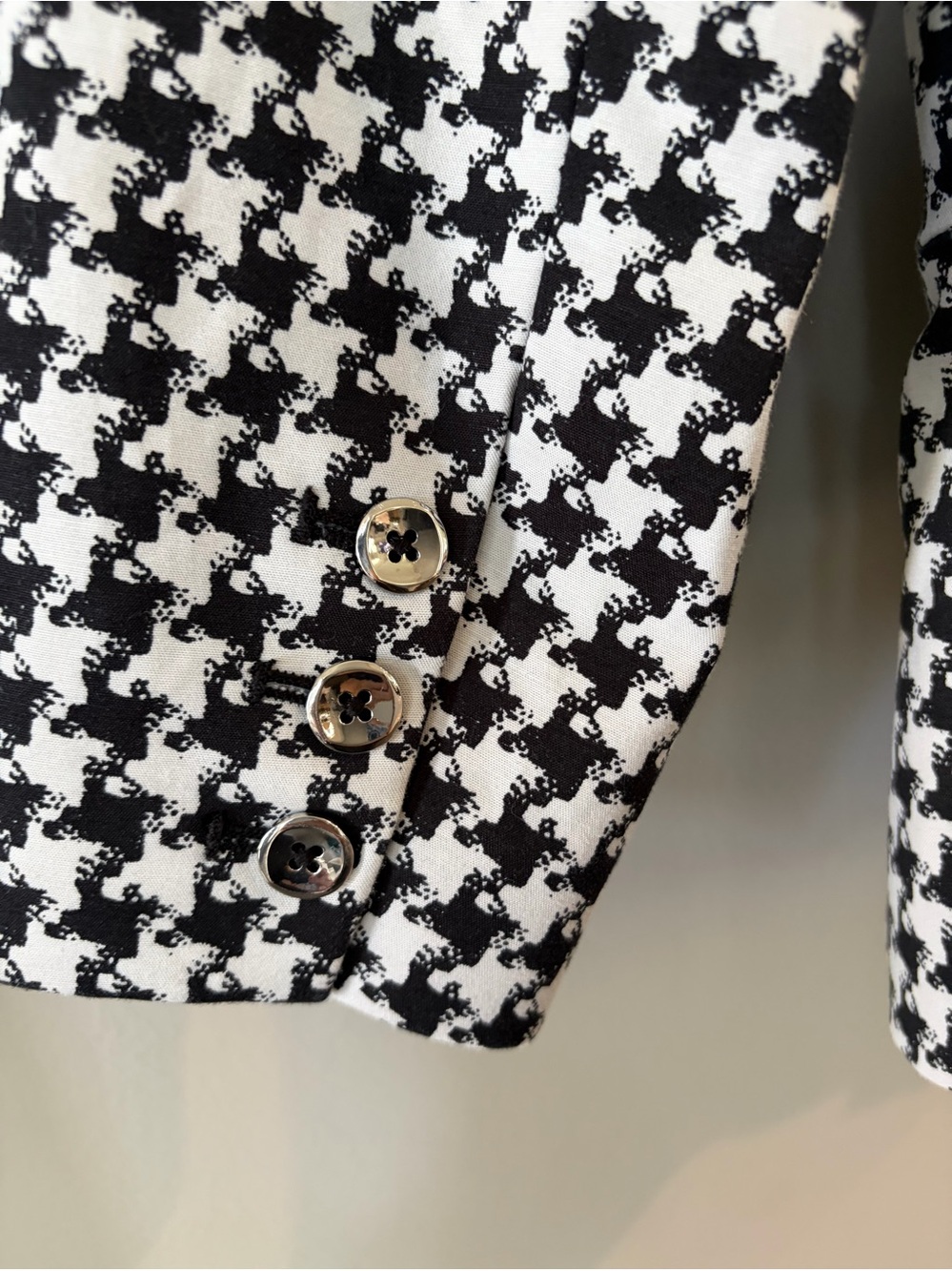WHBM blazer black & white houndstooth pattern hook & eye front closure. Size 8 - Picture 4 of 8